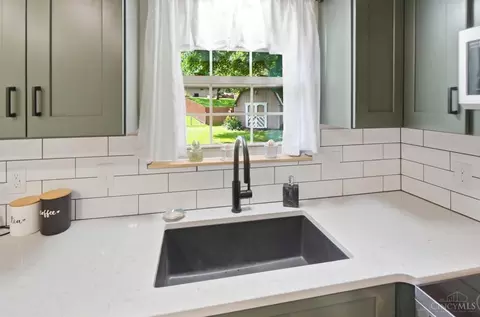 Kitchen - 2465 Trinity Dr, Middletown, OH 45044 photo 3 of 6
