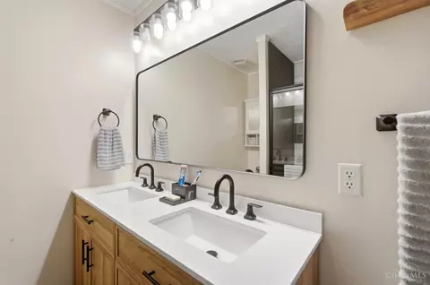 Bath - 2465 Trinity Dr, Middletown, OH 45044 photo 2 of 5