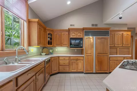 Kitchen - 514 Shambord Cir, Kettering, OH 45429 photo 3 of 8