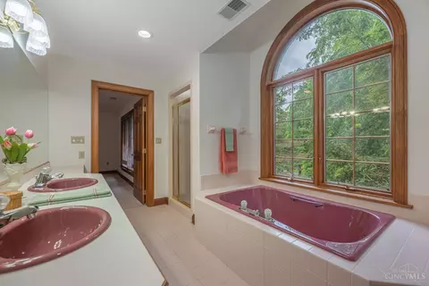 Bath - 514 Shambord Cir, Kettering, OH 45429 photo 9 of 10