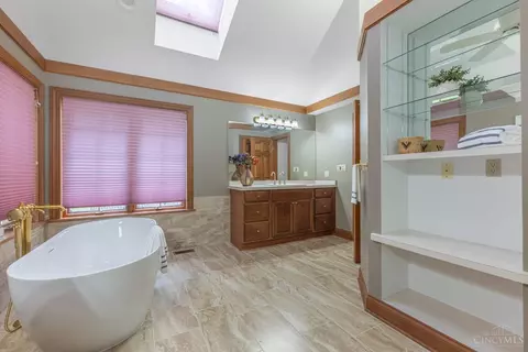 Bath - 514 Shambord Cir, Kettering, OH 45429 photo 2 of 10