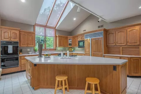 Kitchen - 514 Shambord Cir, Kettering, OH 45429 photo 5 of 8
