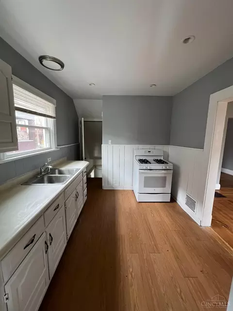 451 Lloyd Pl, Cincinnati, OH 45219 photo 4