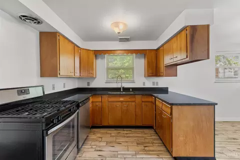 Kitchen - 4947 Charlemar Dr, Cincinnati, OH 45227 photo 3 of 5