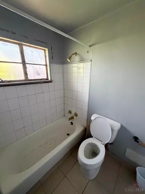 Bath - 9564 Wayne Ave, Lincoln Heights, OH 45215 photo 2 of 3