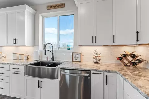 Kitchen - 2425 Middleboro Rd, Clarksville, OH 45113 photo 6 of 11