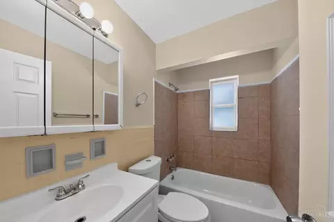 Bath - 1703 Ashbrook Dr, Cincinnati, OH 45238 photo 2 of 4