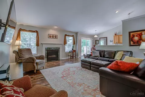 Living - 7045 Vail Ct, Cincinnati, OH 45247 photo 2 of 4