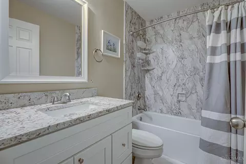 Bath - 7045 Vail Ct, Cincinnati, OH 45247 photo 3 of 4