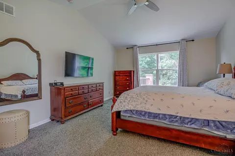 Bedroom - 7045 Vail Ct, Cincinnati, OH 45247 photo 2 of 9