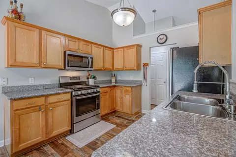 Kitchen - 7045 Vail Ct, Cincinnati, OH 45247 photo 3 of 5