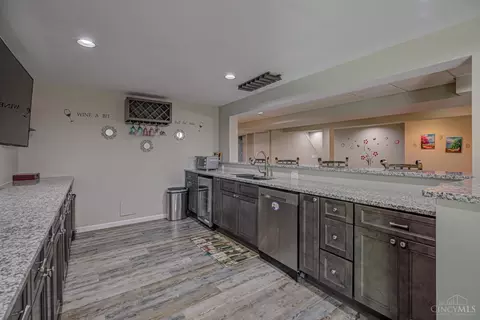 Kitchen - 7045 Vail Ct, Cincinnati, OH 45247 photo 4 of 5