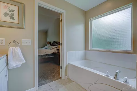 Bath - 7045 Vail Ct, Cincinnati, OH 45247 photo 2 of 4