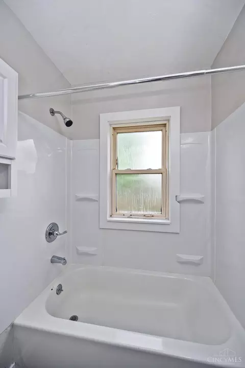 Bath - 2902 Whittier Ave, Dayton, OH 45420 photo 2 of 3