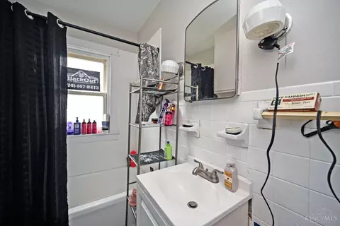 Bath - 2902 Whittier Ave, Dayton, OH 45420 photo 3 of 3