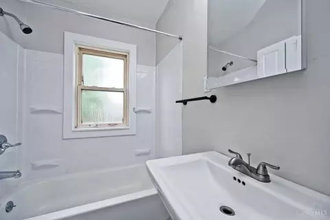 Bath - 2902 Whittier Ave, Dayton, OH 45420 photo 1 of 3