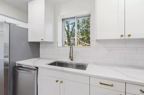 Kitchen - 38 Handel Ln, Greenhills, OH 45218 photo 6 of 7