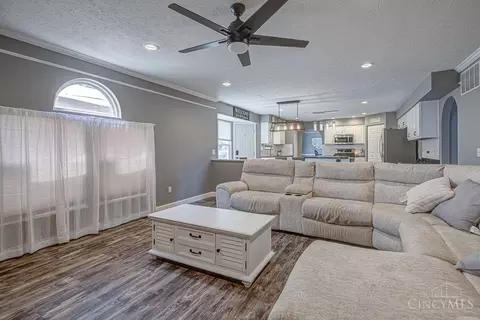 Living - 861 Willowbrook Dr, Monroe, OH 45050 photo 2 of 5