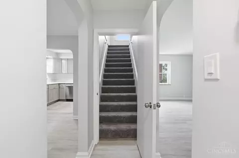 Entry Way - 1906 Acorn Dr, Cincinnati, OH 45231 photo 4 of 7