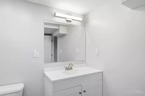 Bath - 1906 Acorn Dr, Cincinnati, OH 45231 photo 5 of 6