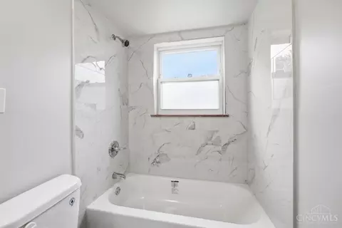 Bath - 1906 Acorn Dr, Cincinnati, OH 45231 photo 3 of 6