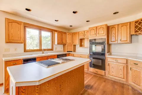 Kitchen - 6280 Zoar Rd, Morrow, OH 45152 photo 2 of 3