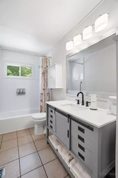 Bath - 2510 Berthbrook Dr, Cincinnati, OH 45231 photo 2 of 7