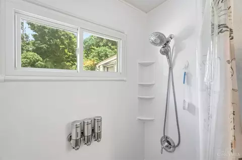 Bath - 2510 Berthbrook Dr, Cincinnati, OH 45231 photo 3 of 7