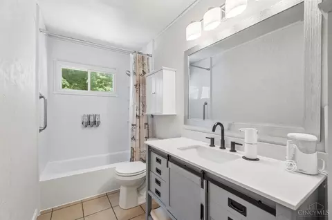 Bath - 2510 Berthbrook Dr, Cincinnati, OH 45231 photo 1 of 7