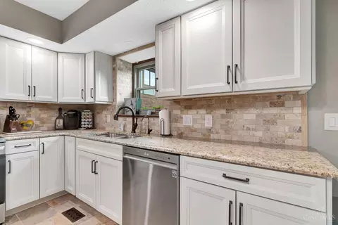 Kitchen - 692 Doe Xing, Centerville, OH 45459 photo 4 of 5