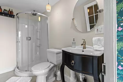 Bath - 435 Milton St, Cincinnati, OH 45202 photo 3 of 4