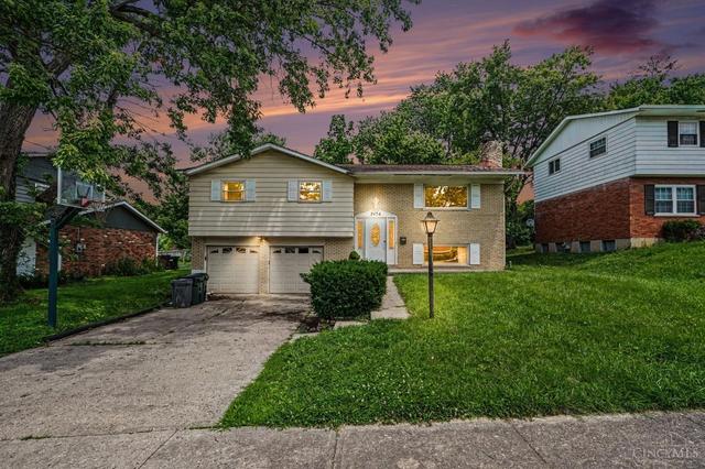 2476 Ambassador Dr, Cincinnati, OH 45231