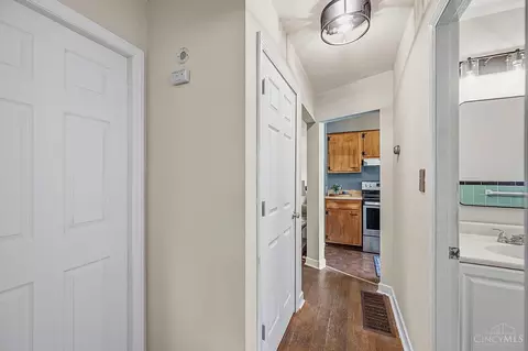 Entry Way - 5283 Highview Dr, Cincinnati, OH 45238 photo 5 of 6