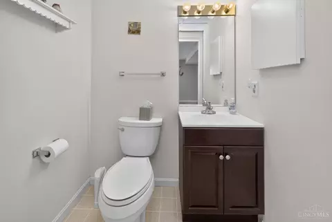 Bath - 6830 Sandharbor Ct, Hamilton Township, OH 45039 photo 4 of 5