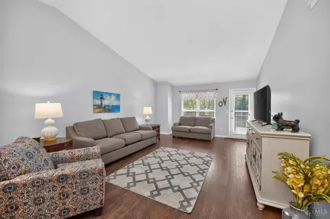 Living - 6830 Sandharbor Ct, Hamilton Township, OH 45039 photo 2 of 5