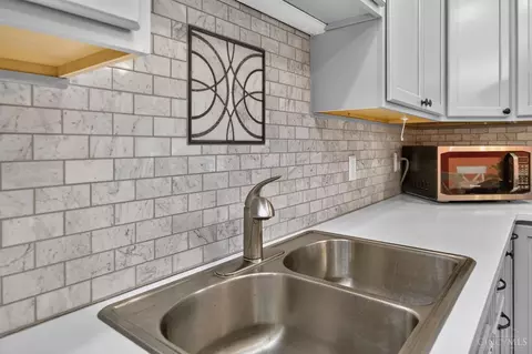 Kitchen - 6830 Sandharbor Ct, Hamilton Township, OH 45039 photo 3 of 7