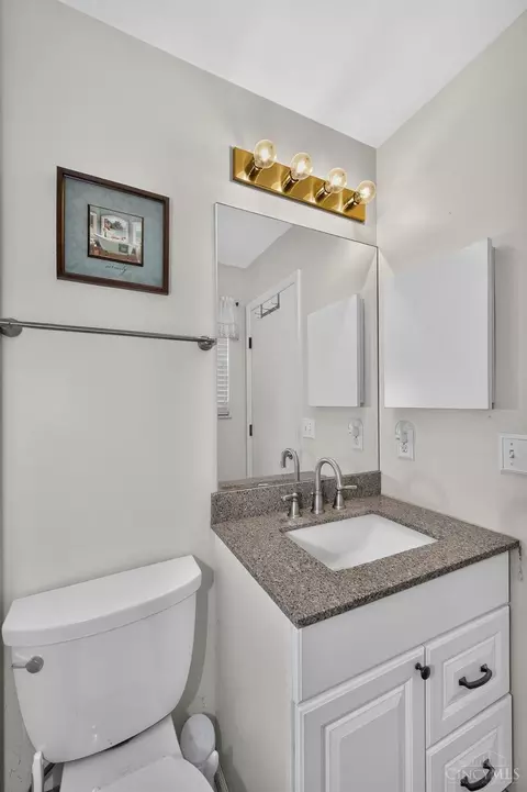 Bath - 6830 Sandharbor Ct, Hamilton Township, OH 45039 photo 2 of 5