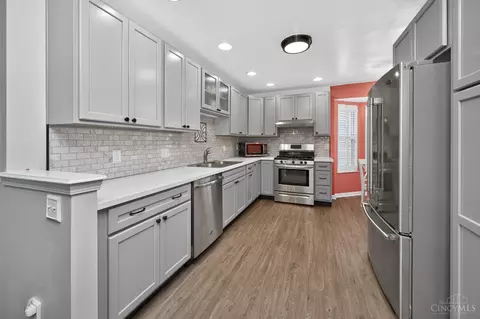 Kitchen - 6830 Sandharbor Ct, Hamilton Township, OH 45039 photo 2 of 7