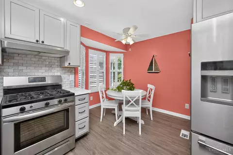 Kitchen - 6830 Sandharbor Ct, Hamilton Township, OH 45039 photo 5 of 7