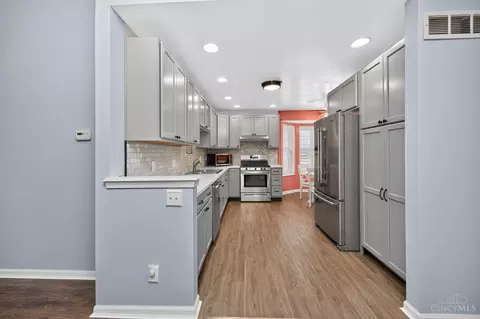 Kitchen - 6830 Sandharbor Ct, Hamilton Township, OH 45039 photo 1 of 7