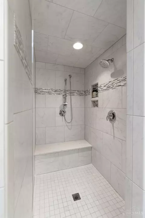 Bath - 8410 Greenleaf Dr, Cincinnati, OH 45255 photo 5 of 6