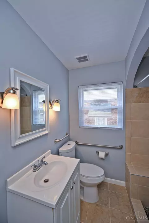 Bath - 1837 Glendon Pl, Cincinnati, OH 45237 photo 1 of 3