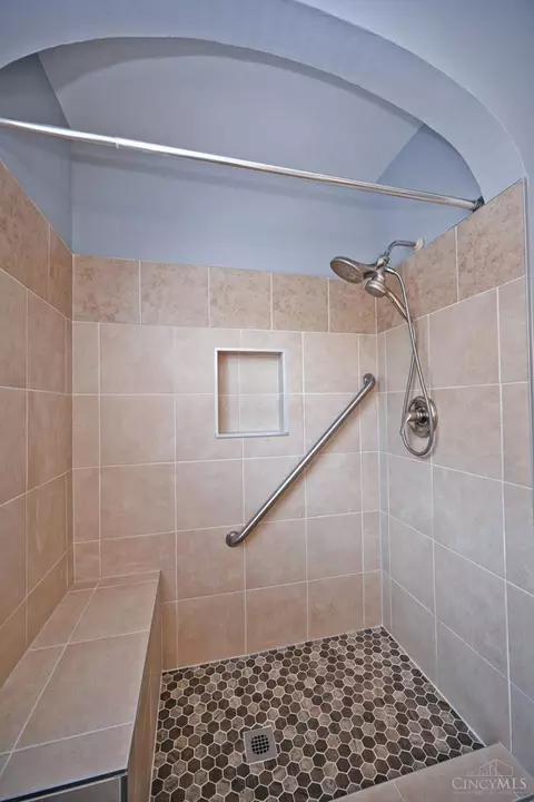 Bath - 1837 Glendon Pl, Cincinnati, OH 45237 photo 2 of 3