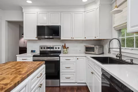 Kitchen - 4634 Laurel View Dr, Cincinnati, OH 45244 photo 4 of 5