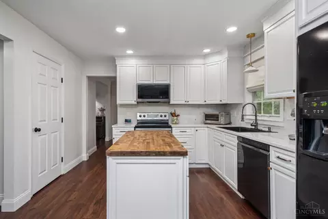 Kitchen - 4634 Laurel View Dr, Cincinnati, OH 45244 photo 3 of 5