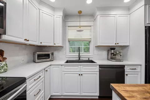 Kitchen - 4634 Laurel View Dr, Cincinnati, OH 45244 photo 5 of 5