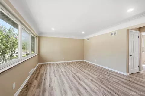Living - 8844 Mockingbird Ln, Cincinnati, OH 45231 photo 3 of 4
