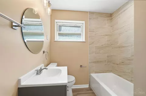 Bath - 8844 Mockingbird Ln, Cincinnati, OH 45231 photo 4 of 6