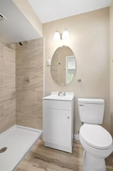 Bath - 8844 Mockingbird Ln, Cincinnati, OH 45231 photo 2 of 6
