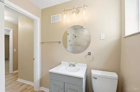 Bath - 8844 Mockingbird Ln, Cincinnati, OH 45231 photo 5 of 6